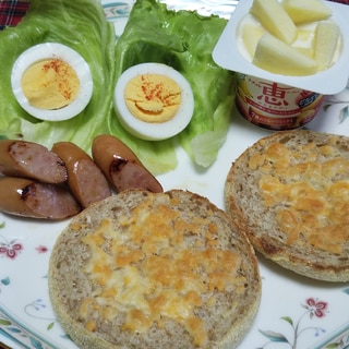 イングリッシュマフィンのチーズトーストの朝食☆
